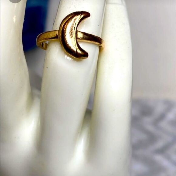 Size 6 Goldtone Crescent Moon Ring - Picture 1 of 3